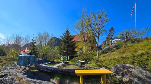 Sørvagen Casa | Charming golden cabin with breathtaking sea views