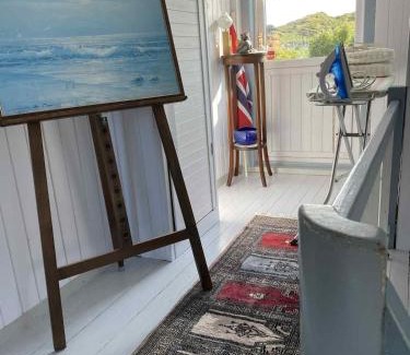 Sørvagen Casa | Charming golden cabin with breathtaking sea views