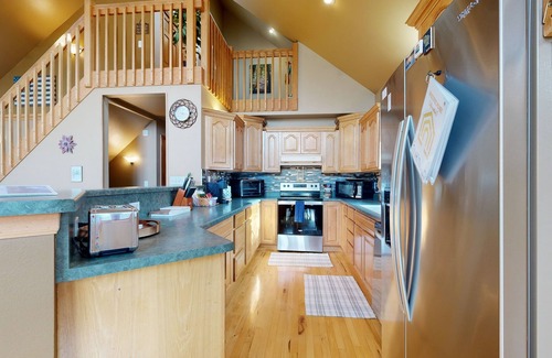 Rome Casa | Charming Golf View Home, w/ Hot tub, Sauna, Fire pit, near Lakes & Trails!