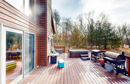 Rome Casa | Charming Golf View Home, w/ Hot tub, Sauna, Fire pit, near Lakes & Trails!