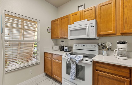 Sunset Lakes Casa | Charming & Gorgeous Lake views 3+2.5 townhome Washer Dryer AC Wi free parking
