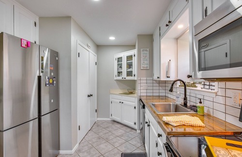 Granbury Cabaña | Charming Granbury Cottage Retreat w/ Private Patio
