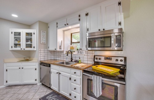 Granbury Cabaña | Charming Granbury Cottage Retreat w/ Private Patio