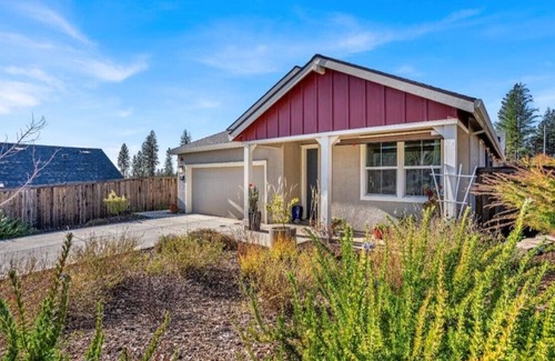 Grass Valley Casa | Charming Grass Valley Haven--Contemporary Comfort with a local touch of Elegance