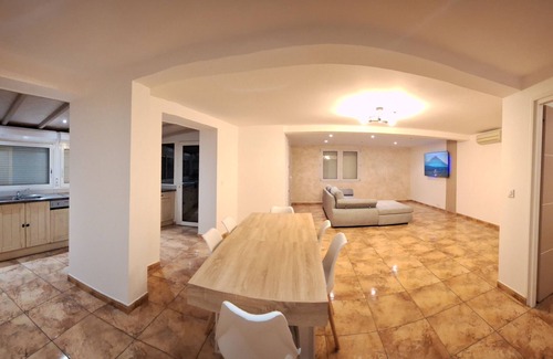 Saint-Hippolyte Apartamento | Charming ground-floor apartment with private pool.