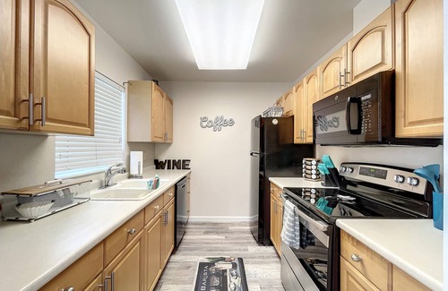 Ilexhurst Cabaña | Charming Ground Level Resort Style 3unit condo unit B a few steps from the beach