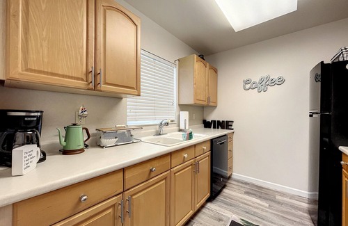 Ilexhurst Cabaña | Charming Ground Level Resort Style 3unit condo unit B a few steps from the beach