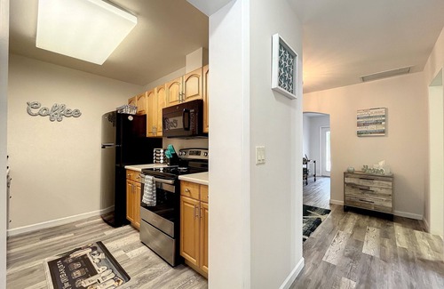 Ilexhurst Cabaña | Charming Ground Level Resort Style 3unit condo unit B a few steps from the beach