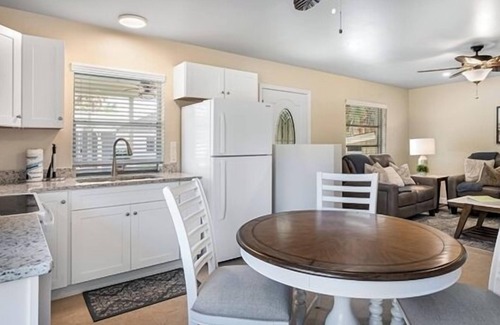Sanibel Cabaña | Charming Ground-Level Retreat at Sanibel Shore-Walk to the Beach