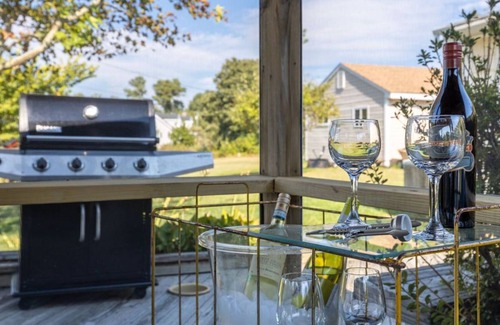 Deltaville Cabaña | Charming Guest Cottage on Jackson Creek w/kayaks and bikes available!