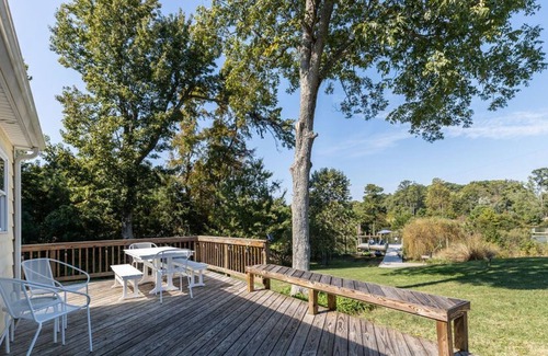 Deltaville Cabaña | Charming Guest Cottage on Jackson Creek w/kayaks and bikes available!