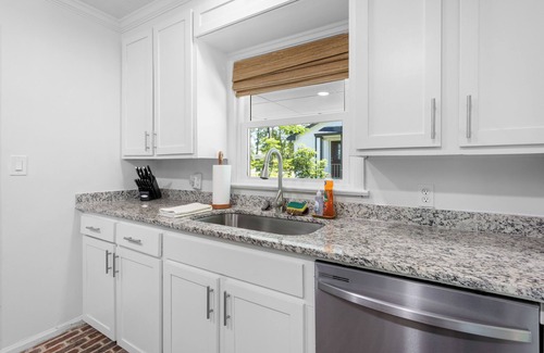 Valdosta Casa | Guest Favorite, Fenced in yard, Clean, Close to SGMC & VSU, Pets, Fire Pit