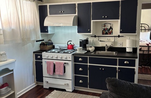 Cedar Glen Cabaña | Charming guest house cottage a short walk to lake trails