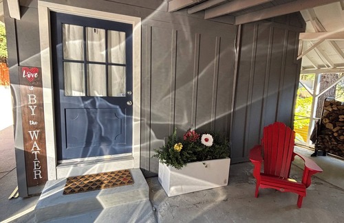 Cedar Glen Cabaña | Charming guest house cottage a short walk to lake trails