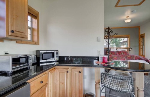 Shining Mountains Casa | Charming guesthouse in Ennis, MT