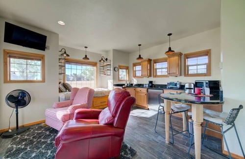 Shining Mountains Casa | Charming guesthouse in Ennis, MT