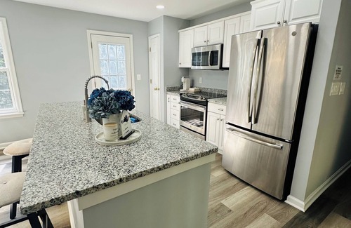 Ruby Casa | Charming Guesthouse at Hidden Lake Stafford 2 bedroom 2 full bath with AC
