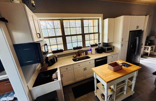 Oakhurst Villa | Charming guesthouse in Atlanta near East Lake Golf Course w/ hottub & pool
