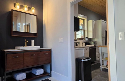 Oakhurst Villa | Charming guesthouse in Atlanta near East Lake Golf Course w/ hottub & pool