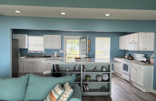 Ocean Springs Casa | Charming Gulf Front pet-friendly 2-bedroom house in Ocean Springs with WiFi
