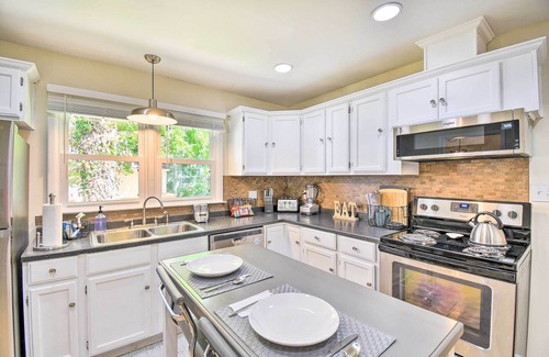 Hampton Casa | Charming Hampton Home w/ Yard: 2 Mi to Beach!
