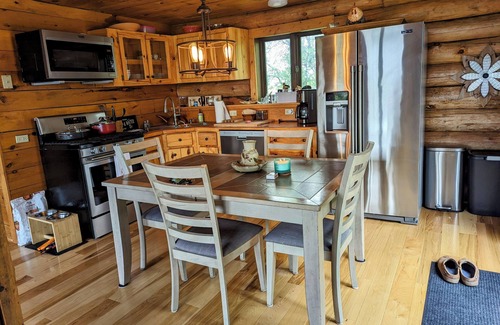 Salem Lakes Cabina | Charming hand built log-cabin in beautiful southeastern Wisconsin