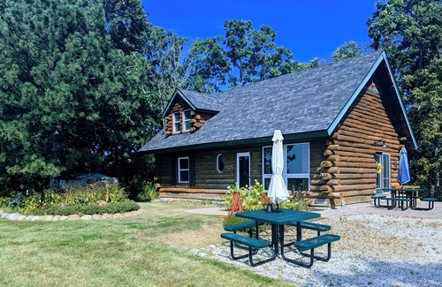 Salem Lakes Cabina | Charming hand built log-cabin in beautiful southeastern Wisconsin