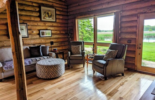Salem Lakes Cabina | Charming hand built log-cabin in beautiful southeastern Wisconsin