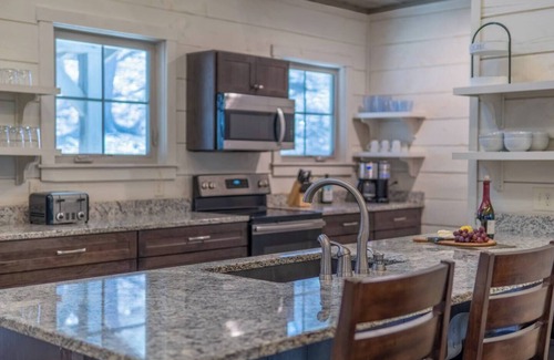Highlands Casa | Charming Highlands Cottage | Hot Tub | Fireplace |