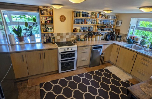 Moreton Cabaña | Charming hillside 3 bedroom cottage with sauna