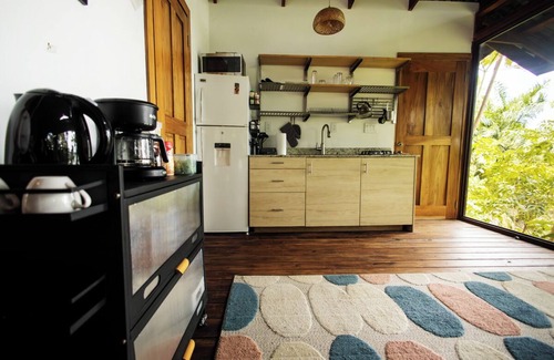 Isla Bastimentos Casa | Charming Hilltop Jungle Bungalow of Isle Bastimentos with WiFi & AC