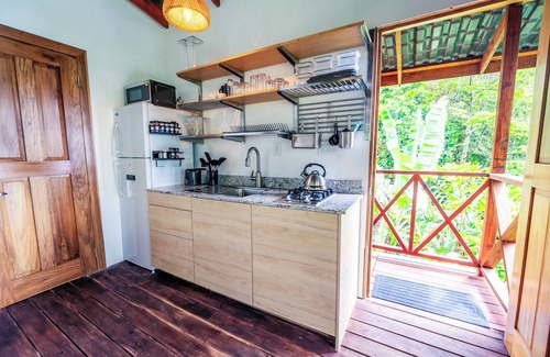 Isla Bastimentos Casa | Charming Hilltop Jungle Bungalow of Isle Bastimentos with WiFi & AC