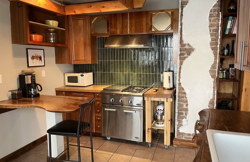 Cleveland Casa | Charming Historic Retreat Fenced Yard