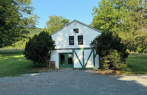 Charlottesville Apartamento | Charming Historic Carriage House Studio Apartment