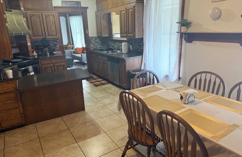 New Haven Apartamento | Charming Historic 2BR Retreat in New Haven – Cozy Stay Near Yale & Downtown!