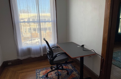 New Haven Apartamento | Charming Historic 2BR Retreat in New Haven – Cozy Stay Near Yale & Downtown!