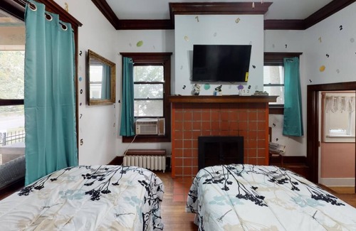 Wausau Cama Y Desayuno | Charming, historic bed & breakfast in Pleasant Wausau with AC, WiFi