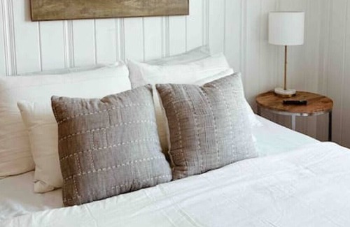 New Albany Casa | Charming Historic Cottage minutes from LOU!