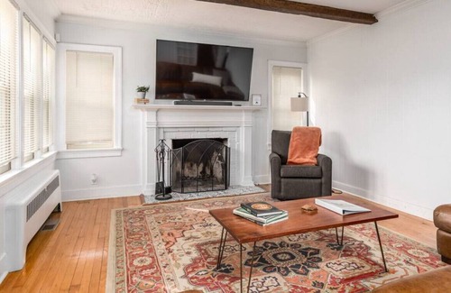 New Albany Casa | Charming Historic Cottage minutes from LOU!