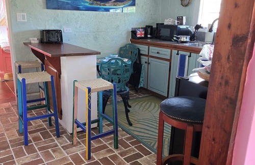 Warwick Cabaña | Charming Historical 1-bedroom cottage in central Bermuda with WiFi, AC