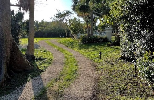 Warwick Cabaña | Charming Historical 1-bedroom cottage in central Bermuda with WiFi, AC