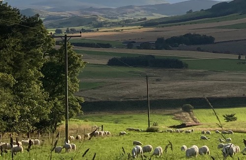 Huntly Otro | Charming holiday cottage with garden and castle park next door.