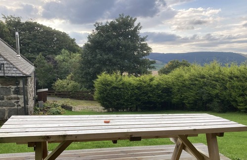Huntly Otro | Charming holiday cottage with garden and castle park next door.