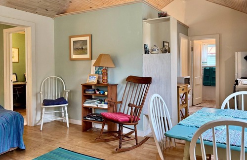 Empire Casa | Charming Holly's Cottage: In the Heart of Empire