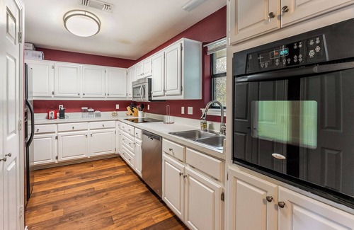 Cedar Hill Casa | Charming Home - Beautiful setting on 7 Acre Lot