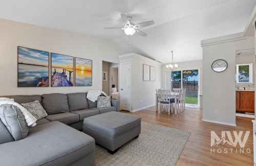 Coeur d'Alene Casa | Charming Home ear Triple Play Silverwood Hayden Lake Fire Pi Fenced Yard a Plum Tree 1219