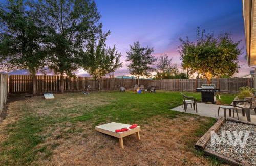 Coeur d'Alene Casa | Charming Home ear Triple Play Silverwood Hayden Lake Fire Pi Fenced Yard a Plum Tree 1219