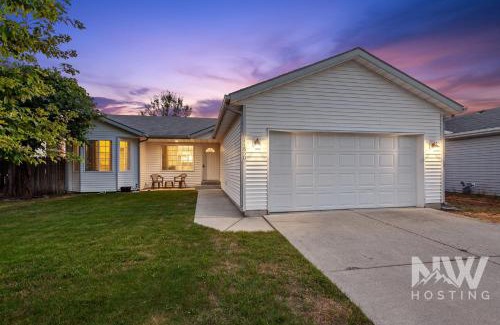 Coeur d'Alene Casa | Charming Home ear Triple Play Silverwood Hayden Lake Fire Pi Fenced Yard a Plum Tree 1219