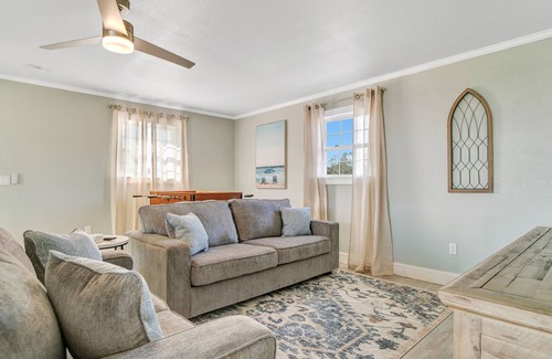 Marineland Acres Casa | Charming Home for 10, Walk to Beach, Pool, Wifi