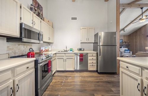 Flagstaff Cabina | Charming Home in Country Club Flagstaff with Views